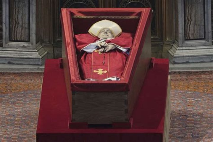 Pope Benedict&rsquo;s Coffin