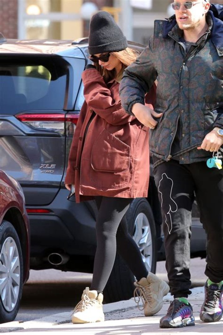 Pregnant Emily Ratajkowski And Sebastian Bear-McClard, wearing matching The North Face winter parkas, Walk Their Dog Colombo In New York City Pictured: Emily Ratajkowski Ref: SPL5209734 030221 NON-EXCLUSIVE Picture by: Christopher Peterson / SplashNews.com Splash News and Pictures USA: +1 310-525-5808 London: +44 (0)20 8126 1009 Berlin: +49 175 3764 166 World Rights