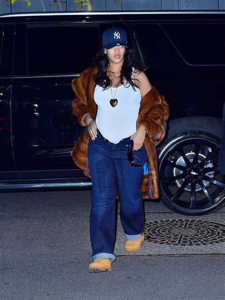 Pregnant Rihanna Rocks Unbuttoned Jeans For Target Run: Photos – Hollywood Life