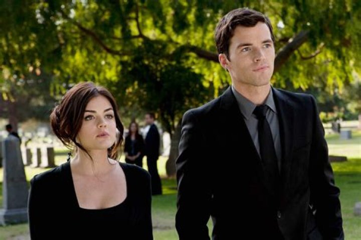 ‘Pretty Little Liars’ Star Ian Harding Secretly Married GF Sophie Hart – Hollywood Life