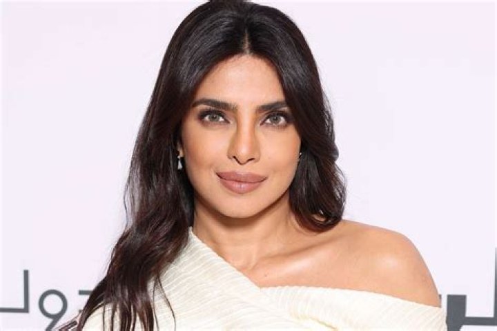 Priyanka Chopra Explains ‘Jonas’ Name Change – Hollywood Life