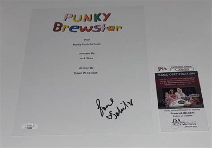 PUNKY BREWSTER -- Pilot Episode -- Pictured: (l-r) Freddie Prinze Jr. as Travis, Soleil Moon Frye as Punky Brewster -- (Photo by: Evans Vestal Ward/Peacock)