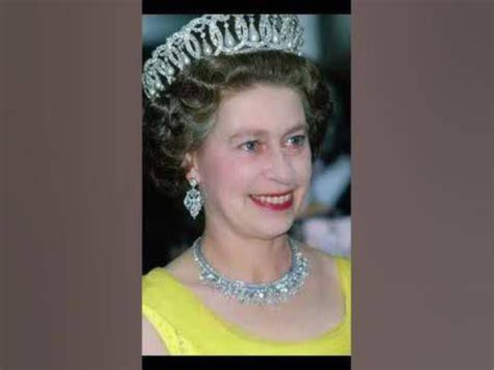 Queen Elizabeth looking gorgeous