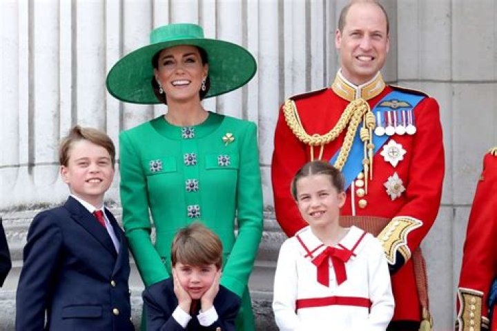 queen elizabeth prince george princess charlotte pic