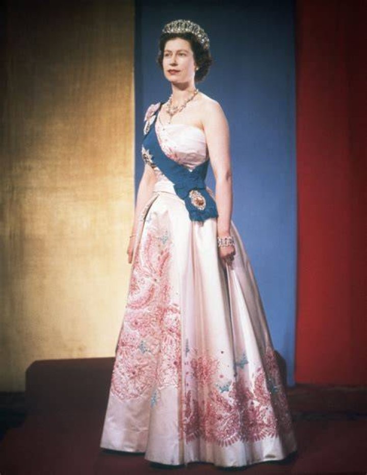 Queen Elizabeth Wearing Color