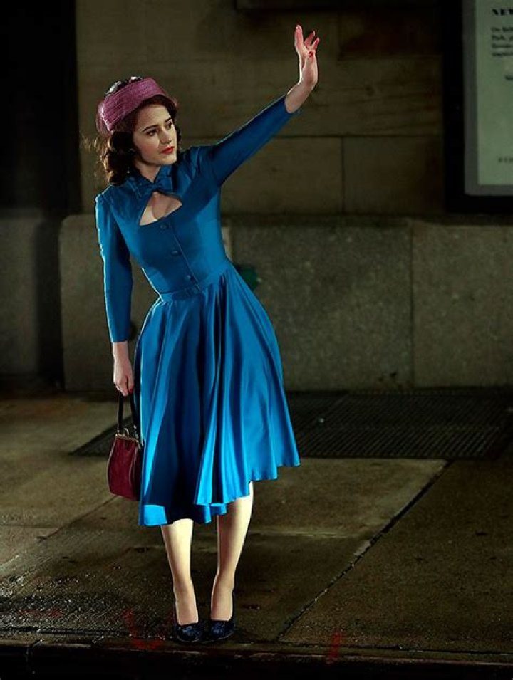Rachel Brosnahan Films ‘Mrs. Maisel’ In Blue Dress & Pink Hat: Pics – Hollywood Life