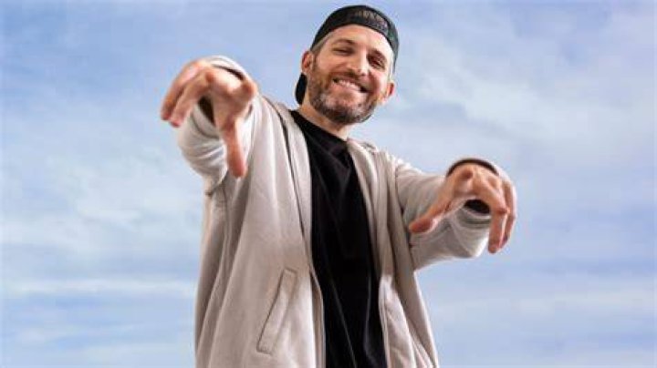 Rapper Talks ‘Positive’ Style & ‘Reverse Roast’ – Hollywood Life
