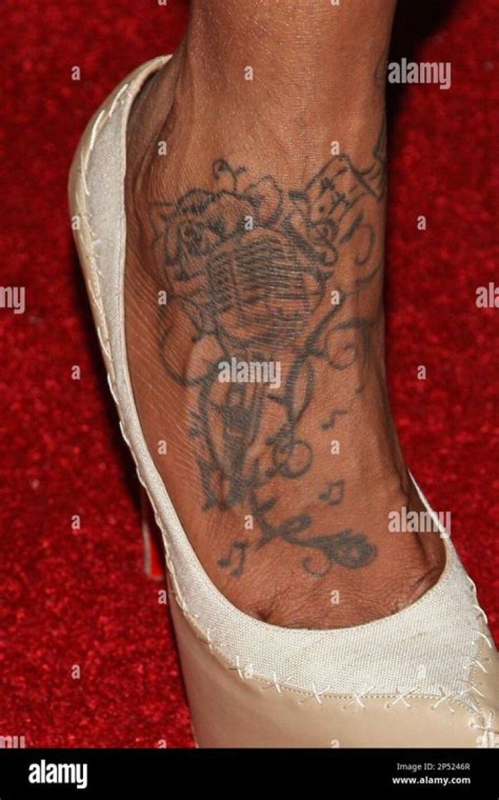 Ray J Tattoos Brandy’s Face On His Leg: Video – Hollywood Life