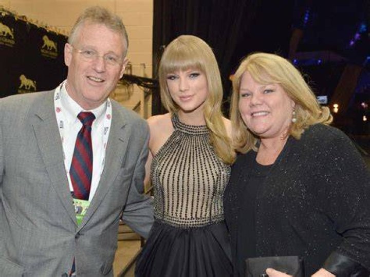 Rebel Wilson & Taylor Swift’s Dad, Scott, Sing Duet at Sydney Eras Tour Concert: Watch