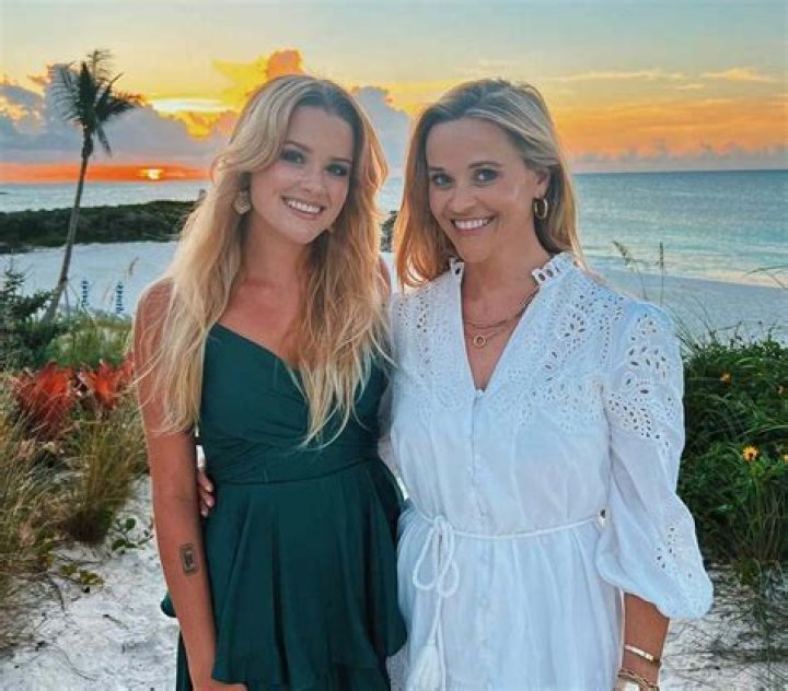 Reese Witherspoon celebrates the 4th of july with her family