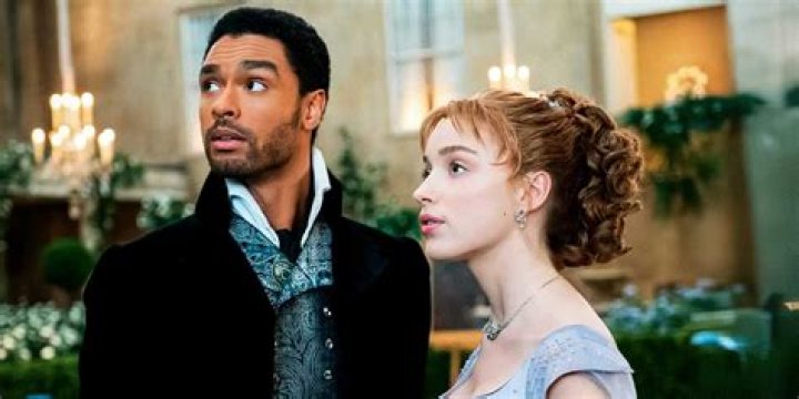 Regé-Jean Page Phoebe Dynevor