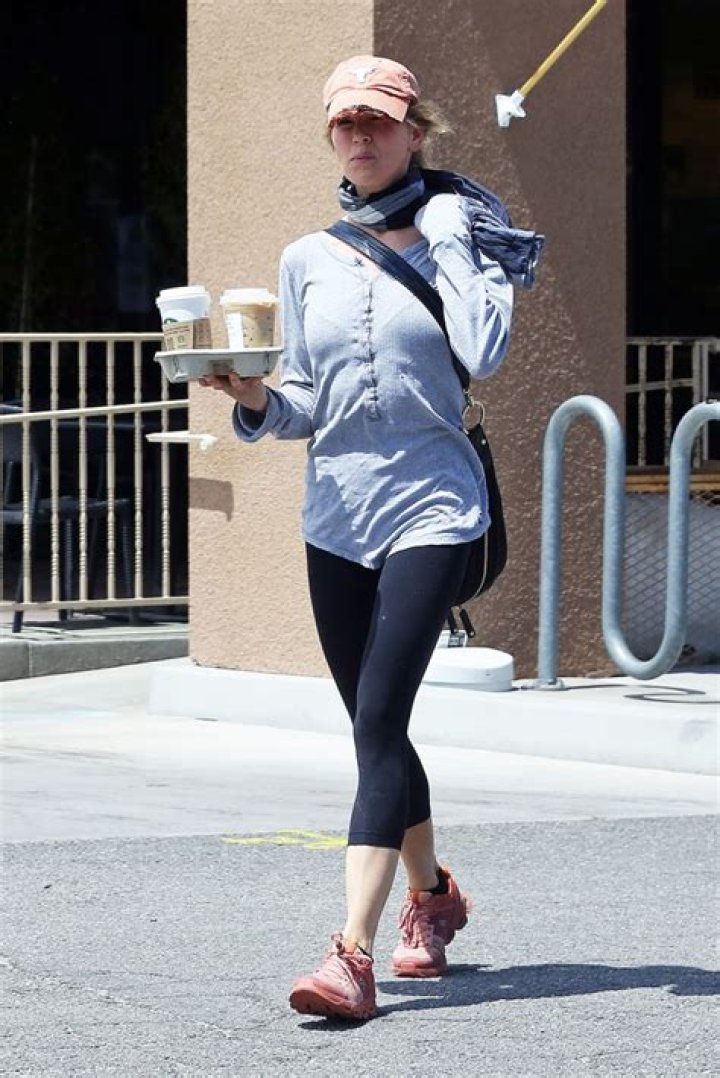 Renee Zellweger goes for coffee