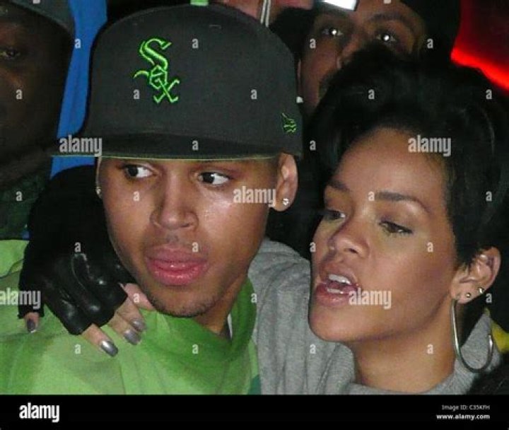 rihanna chris brown texting