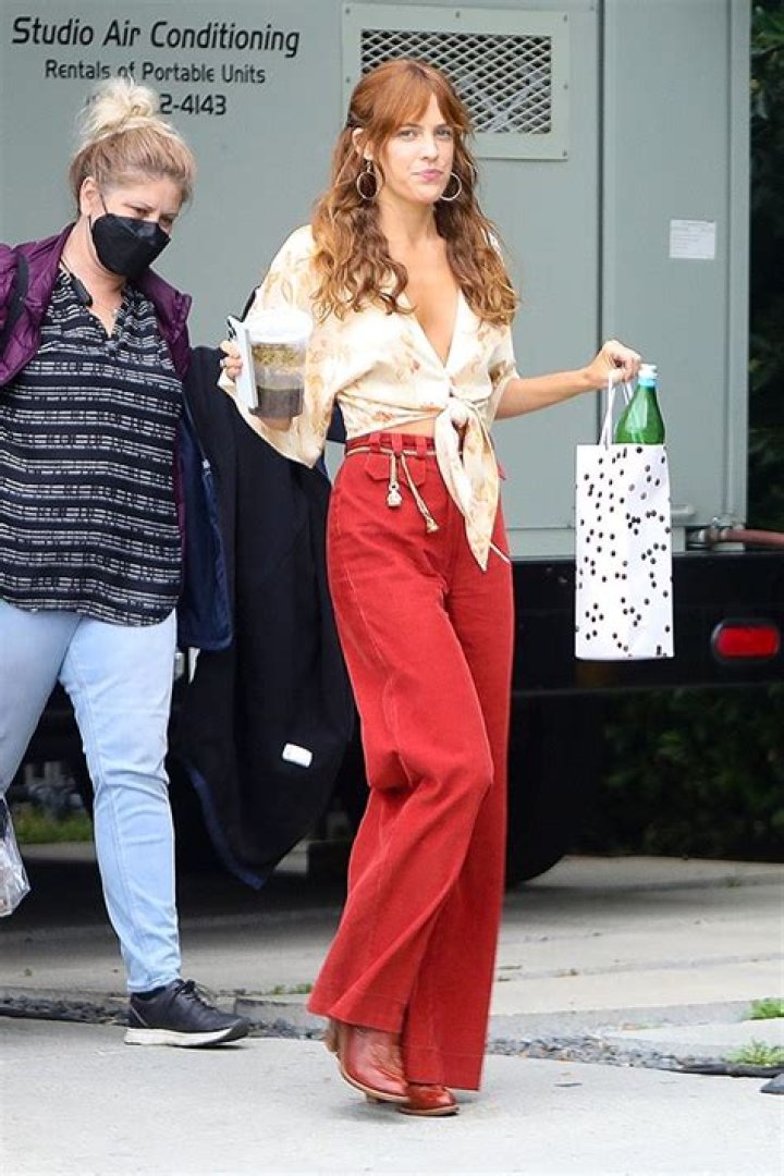 Riley Keough Wears ’70s Outfit On ‘Daisy Jones & The Six’ Set: Photo – Hollywood Life