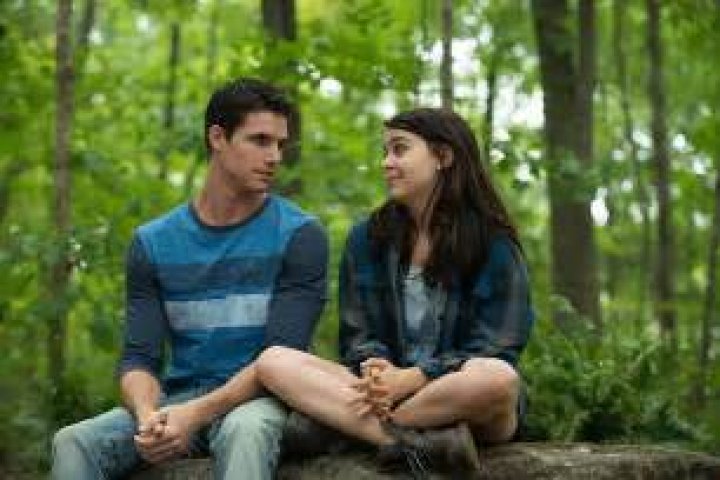 Robbie Amell & Mae Whitman Talk Chemistry On Set — New Interview – Hollywood Life