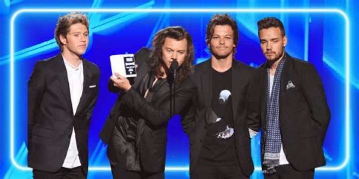 Robert Pattinson Disses One Direction In New Interview — Video