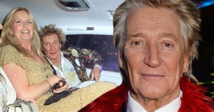 Rod Stewart & Wife Penny Lancaster Dance Around The Christmas Tree – Hollywood Life