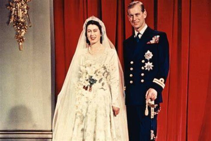 Royal Wedding of Princess Elizabeth (Queen Elizabeth II) and Prince Philip (Duke of Edinburgh) At Westminster Abbey on 20th November 1947. Picture shows the couple on the balcony at Buckingham Palace waving at the crowds. Royal Wedding of Princess Elizabeth (Queen Elizabeth II) and Prince Philip (Duke of Edinburgh) At Westminster Abbey on 20th November 1947. Picture shows the couple on the balcony at Buckingham Palace waving at the crowds.