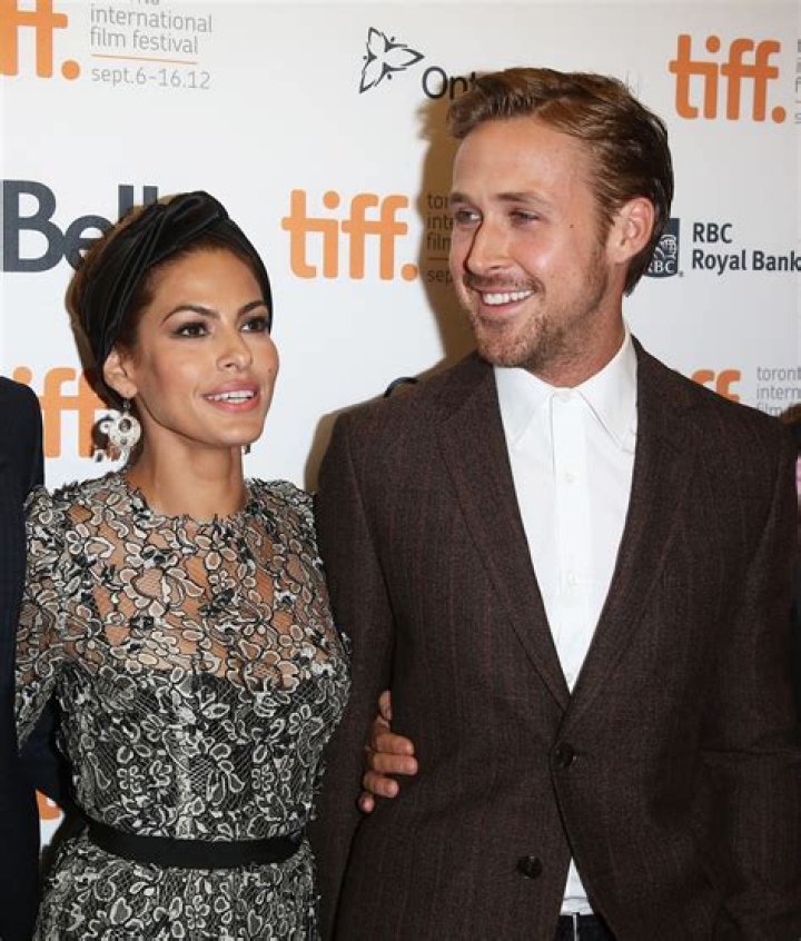 Ryan Gosling holding Eva Mendes' hand