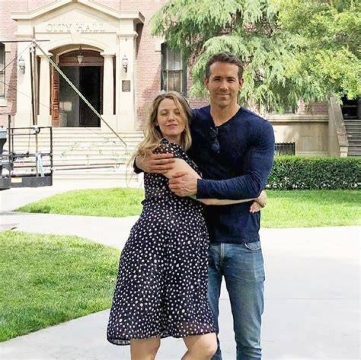 Ryan Reynolds Hugs Blake Lively As Pregnant Wife Makes A Movie Set Visit – Hollywood Life