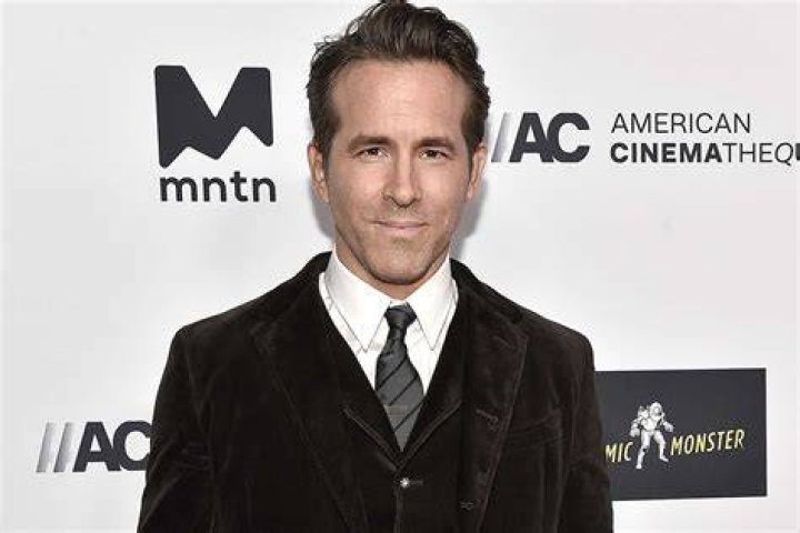 Ryan Reynolds Jokes About Selling A Kid on ‘Welcome to Wrexham’ – Hollywood Life