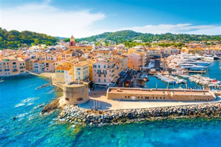 Saint-Tropez, FRANCE - *EXCLUSIVE* - Katy Perry, her fianc&eacute; Orlando Bloom, their daughter Daisy Dove and Orlando's son, Flynn Christopher make the most of their vacation on a yacht and on a pebble beach in the Gulf of Saint-Tropez, C&ocirc;te d'Azur. On the program: swimming, sunbathing, and paddling. The couple kiss tenderly while swimming. Shot ono 7/18/23 Pictured: Katy Perry, Orlando Bloom BACKGRID USA 25 JULY 2023 BYLINE MUST READ: Best Image / BACKGRID USA: +1 310 798 9111 / UK: +44 208 344 2007 / *UK Clients - Pictures Containing Children Please Pixelate Face Prior To Publication*
