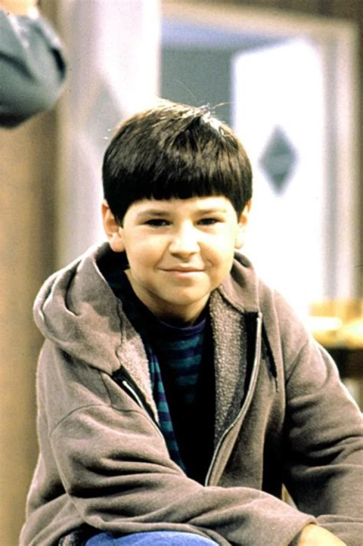 Sara Gilbert and Michael Fishman in &lsquo;Roseanne