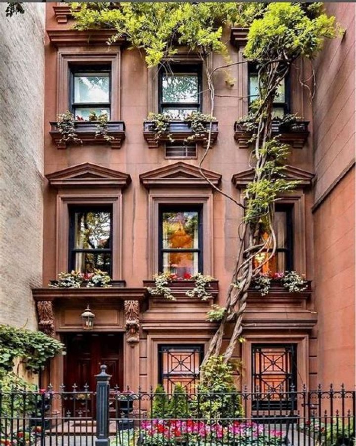 Sarah Jessica Parker Channels Carrie Bradshaw In Giant Fuchsia Dress Outside Brownstone Home In NYC
