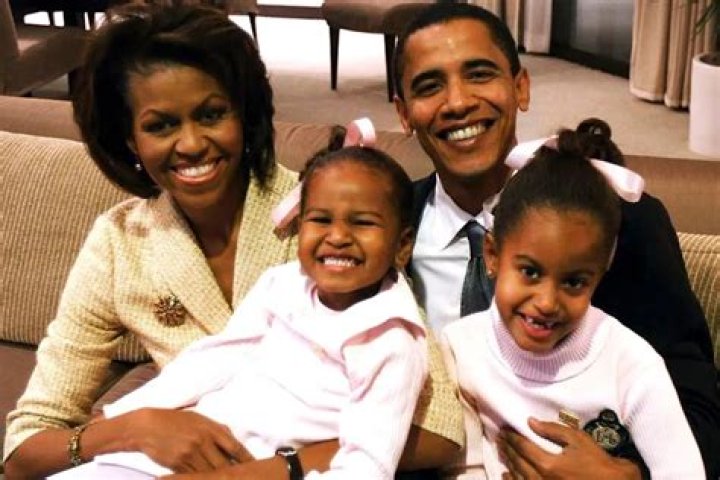 sasMalia & Sasha Obama Deplane Air Force One