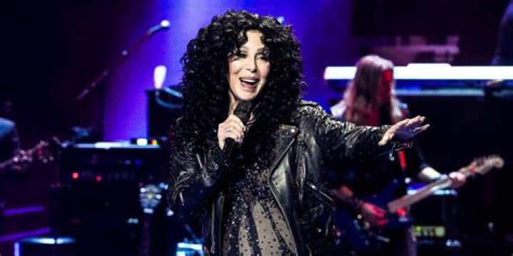 See Photos Of The Irish Singer – Hollywood Life