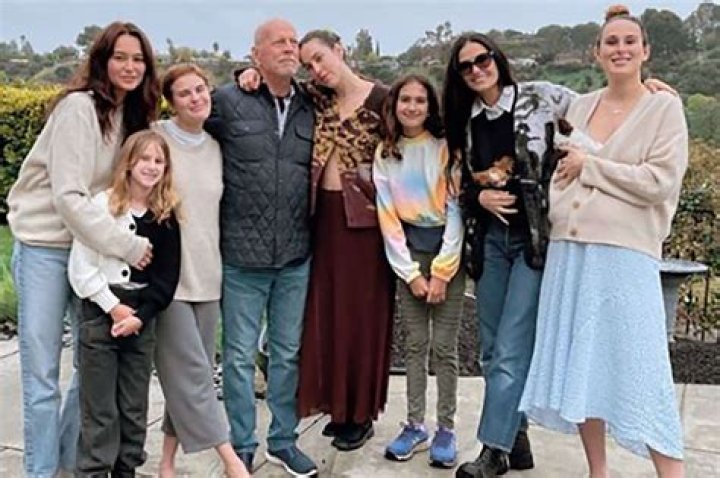 See Pictures Of Him & His Daughters – Hollywood Life