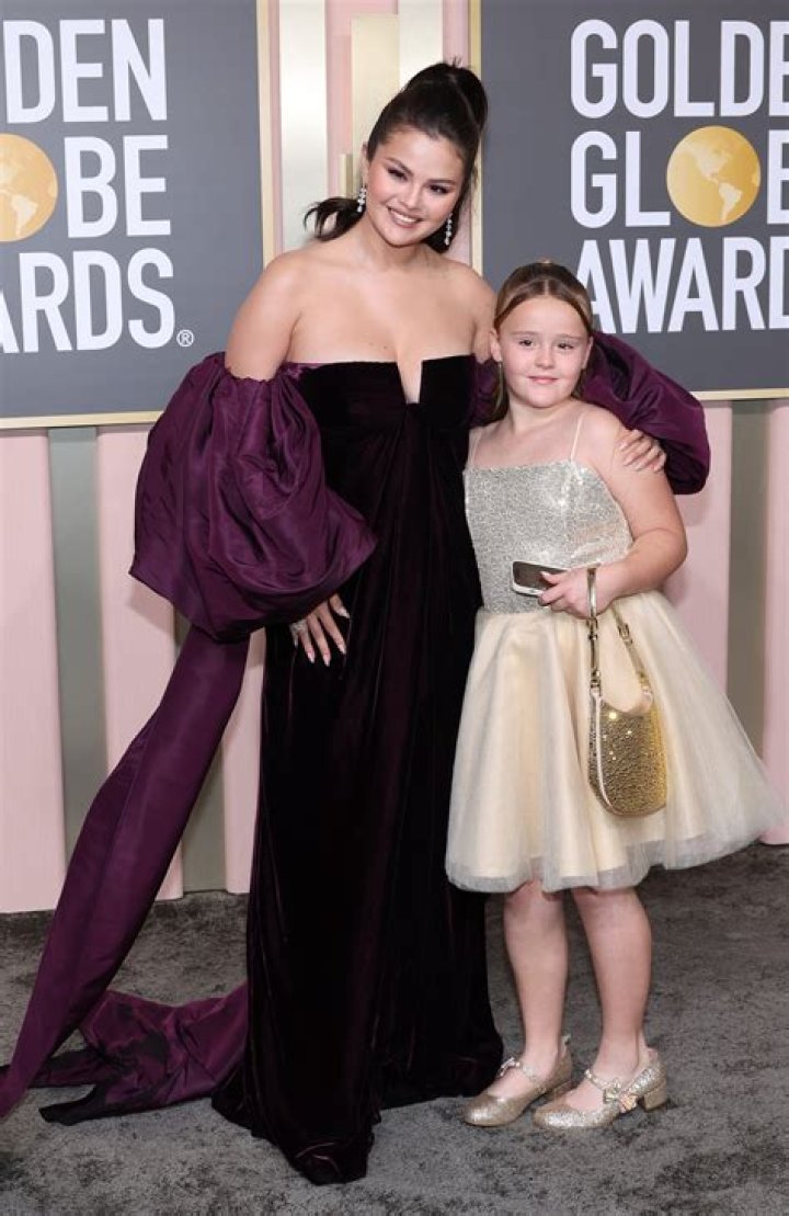 Selena Gomez & Francia Raisa Reunite For Dinner With Sel’s Little Sister Gracie, 10