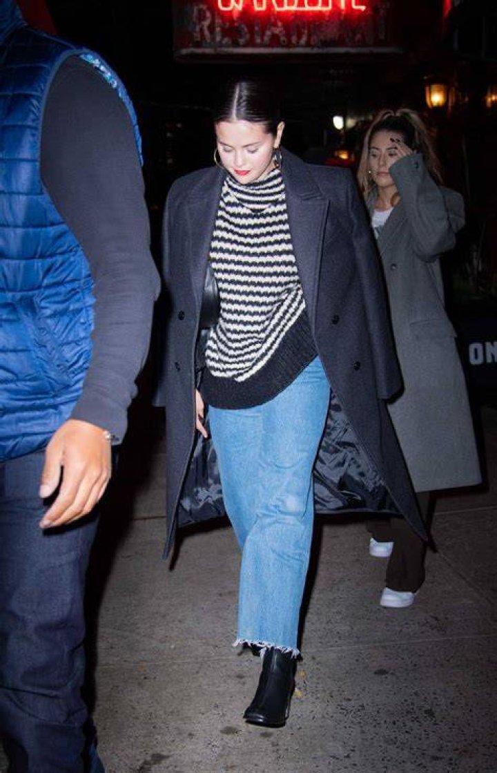 Selena Gomez is spotted eating at Carbone in New York City for the first time after taking a picture with Hailey Bieber. Pictured: Selena Gomez Ref: SPL5495712 201022 NON-EXCLUSIVE Picture by: WavyPeter / SplashNews.com Splash News and Pictures USA: +1 310-525-5808 London: +44 (0)20 8126 1009 Berlin: +49 175 3764 166 World Rights