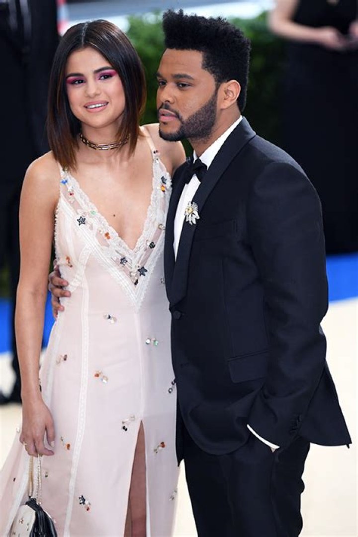 Selena Gomez’s Fans Say ‘Single Soon’ Is About The Weeknd Romance – Hollywood Life