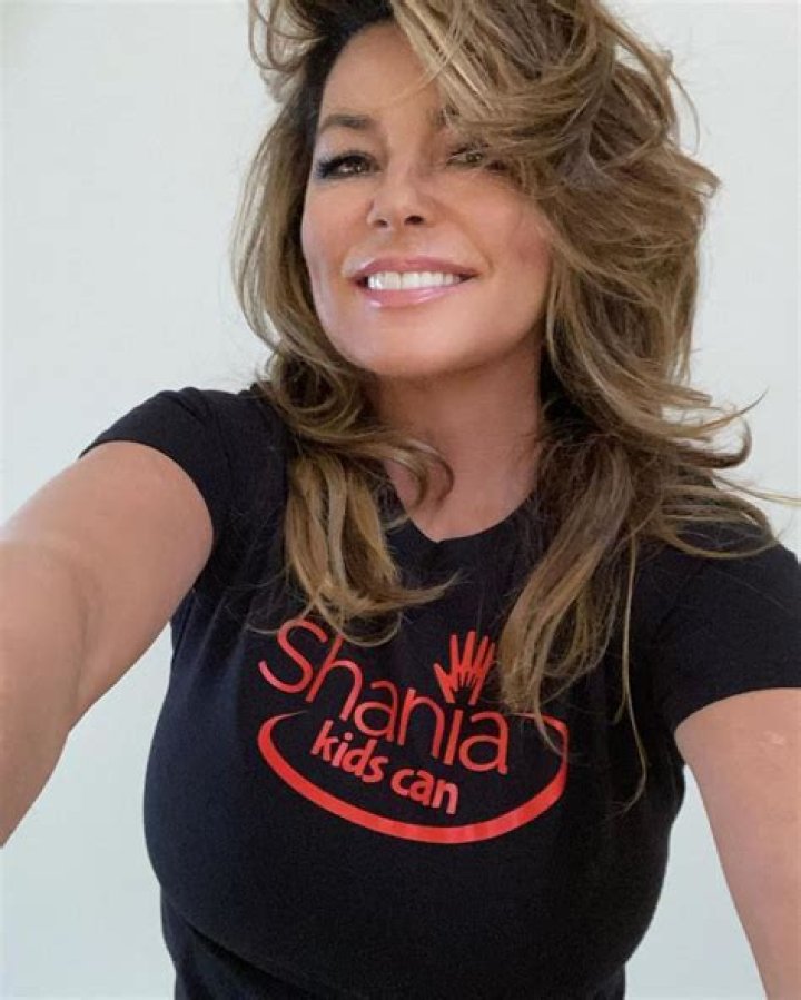 Shania Twain arrives to the Stephen Colbert show with her dog in New York City Pictured: Shania Twain Ref: SPL5512940 040123 NON-EXCLUSIVE Picture by: WavyPeter / SplashNews.com Splash News and Pictures USA: +1 310-525-5808 London: +44 (0)20 8126 1009 Berlin: +49 175 3764 166 World Rights