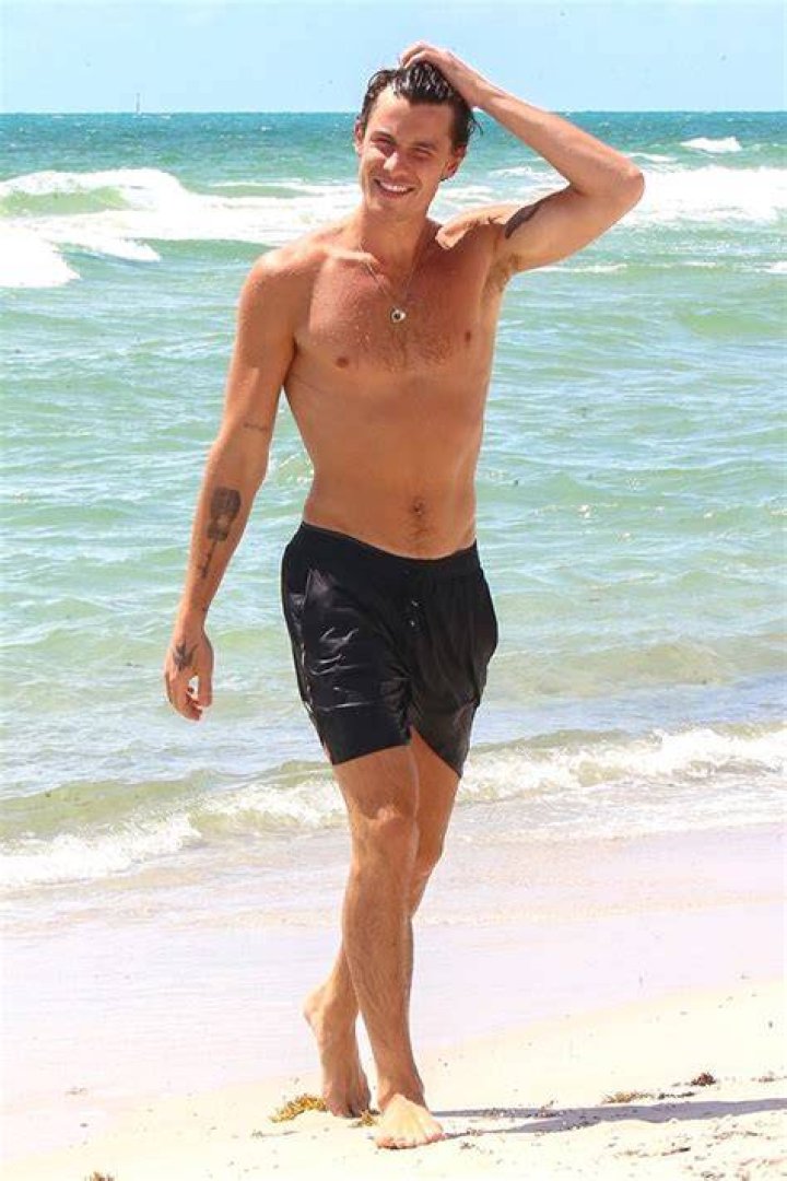 Shawn Mendes Goes Shirtless For Hike In Los Angeles: Photos – Hollywood Life
