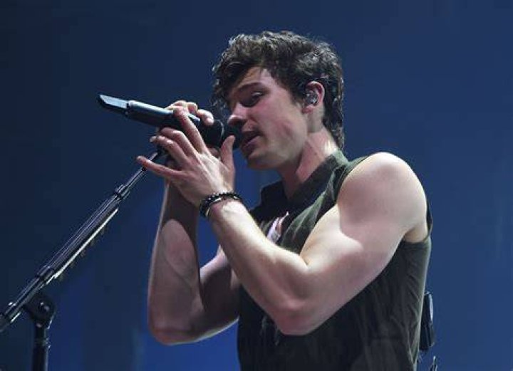 Shawn Mendes performing