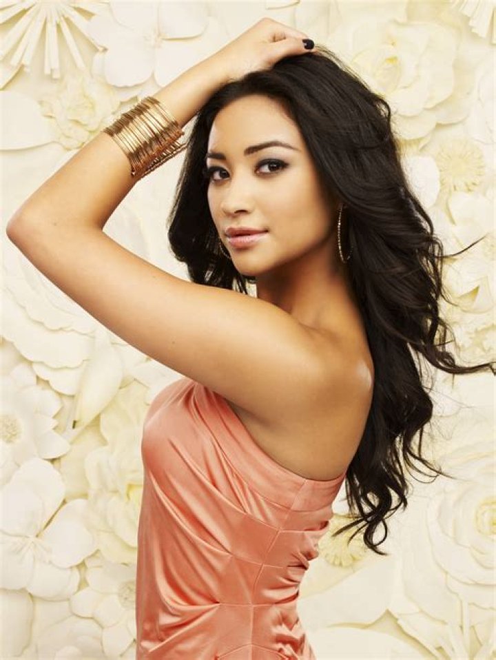 Shay Mitchell of Pretty Little Liars and her partner Matte Babel are very much in love as they share kisses and caresses during their farewells of the city of Barcelona on June 12, 2019 in Barcelona, Spain. Pictured: Shay Mitchell,Matte Babel Ref: SPL5103493 120719 NON-EXCLUSIVE Picture by: SplashNews.com Splash News and Pictures Los Angeles: 310-821-2666 New York: 212-619-2666 London: 0207 644 7656 Milan: +39 02 56567623 World Rights, No Portugal Rights, No Spain Rights