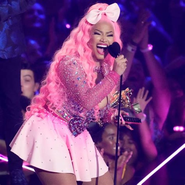 She Wears Pink & Performs Medley – Hollywood Life
