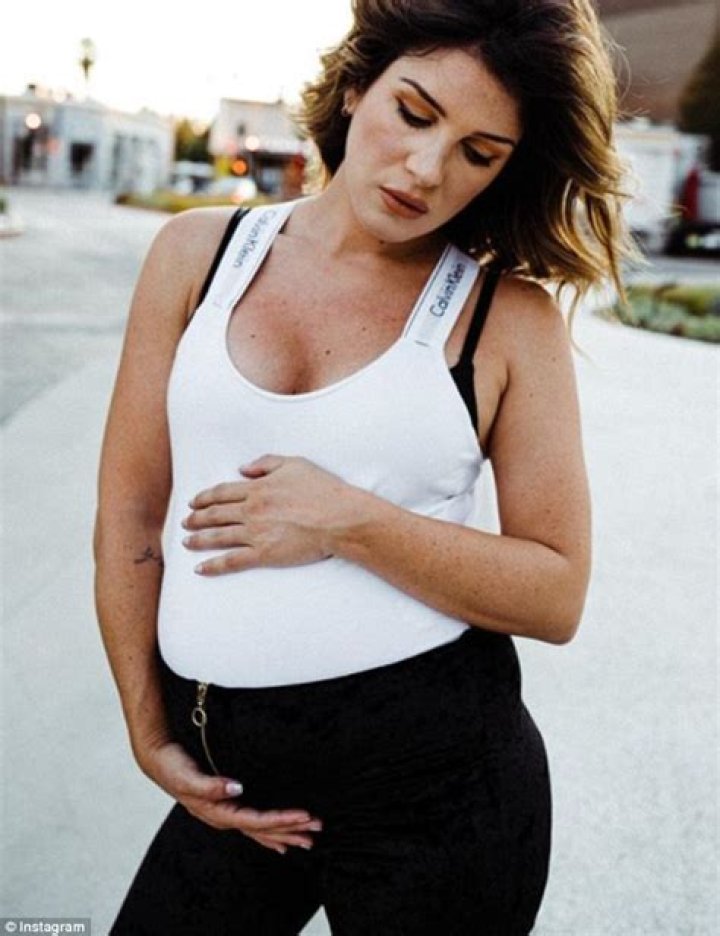 shenae grimes baby bump