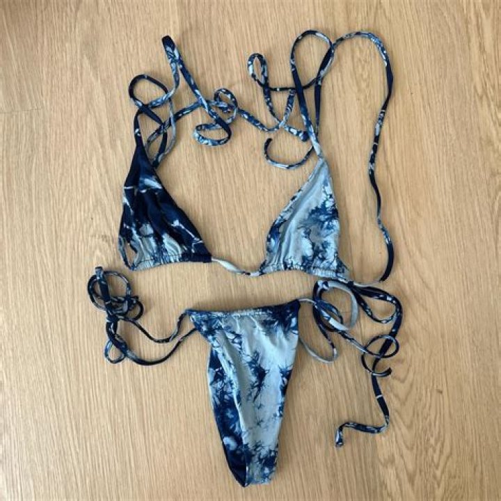 Sofia Richie Rocks Tie-Dye Bikini & Matches The Blue Water At The Beach On Bahamas Vacay 