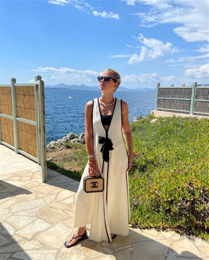 Sofia Richie Stuns In Bikini Top & Low-Rise Jeans During Beach Outing With Pals — Pics