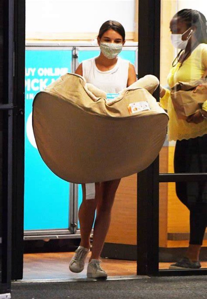 Suri Cruise Buys Dog Beds At Petco in New York