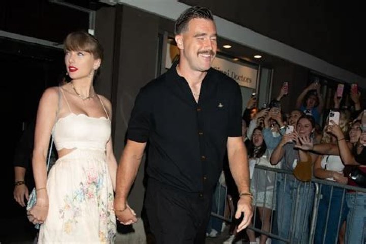 Taylor & Austin Swift at an award show