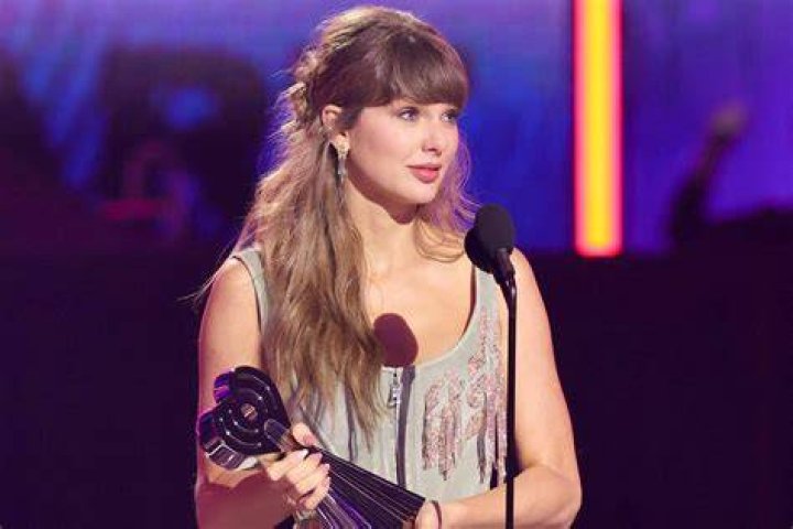 Taylor at the iHeartRadio Music Awards