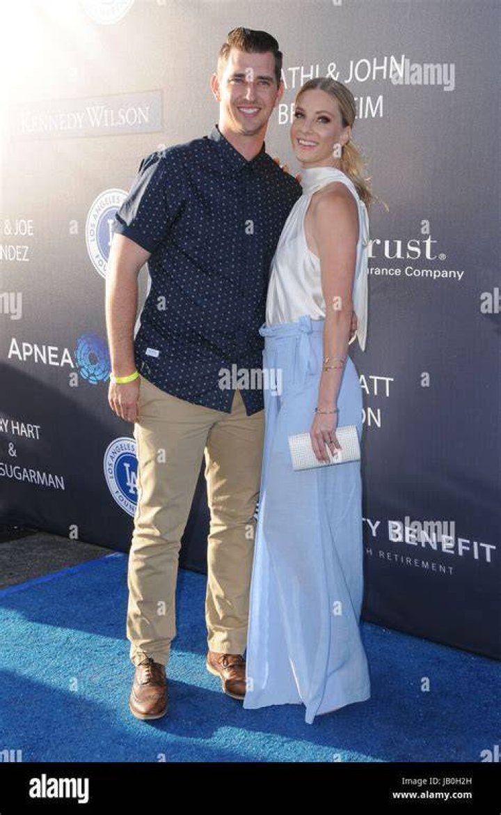 Taylor Hubbell, Heather Morris Los Angeles Mission Annual Thanksgiving for the Homeless, Los Angeles, USA - 22 Nov 2017
