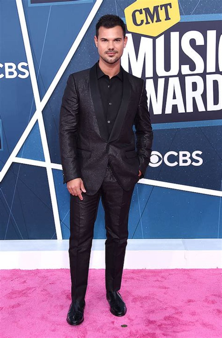 Taylor Lautner Admits His Name’s Been Pronounced Wrong Over The Years – Hollywood Life