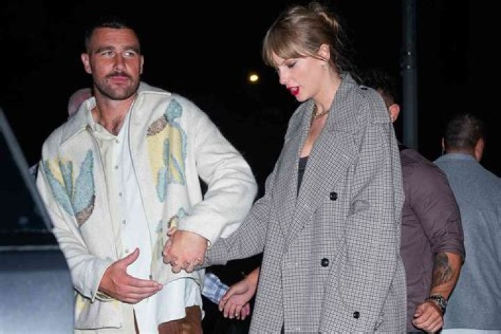 Taylor Swift and Travis Kelce Seen Holding Hands After Chiefs Game – Hollywood Life
