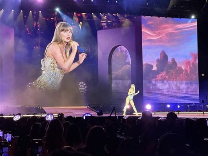 Taylor Swift Hit the Stage at the Brooks & Dunn Tribute Concert