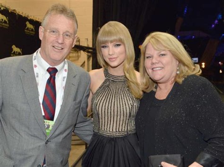 Taylor Swift’s Mom Andrea Cries Over Daughter’s AMAs Performance & Speech – Hollywood Life